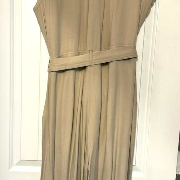 Simply Vera Wang Khaki jumpsuit with belt and pockets. Size Large - Picture 2 of 3